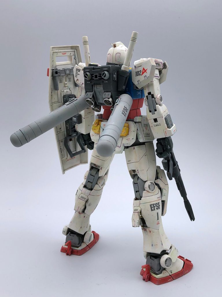 デカールは冒頭に書いたように、ウッディがアムロにプレゼントしたものとし、ペガサスマークに13は第十三独立戦隊の部隊章としています。汎用品であるシールドには、反攻作戦真っ只中の大わらわの状態なので、どこでも誰でもすぐ使えるように部隊章やパーソナルマークはなかっただろうと判断して地球連邦宇宙軍のものしか入れてません。あとは過去作と同じように各種ウェザリングを施して完成です。