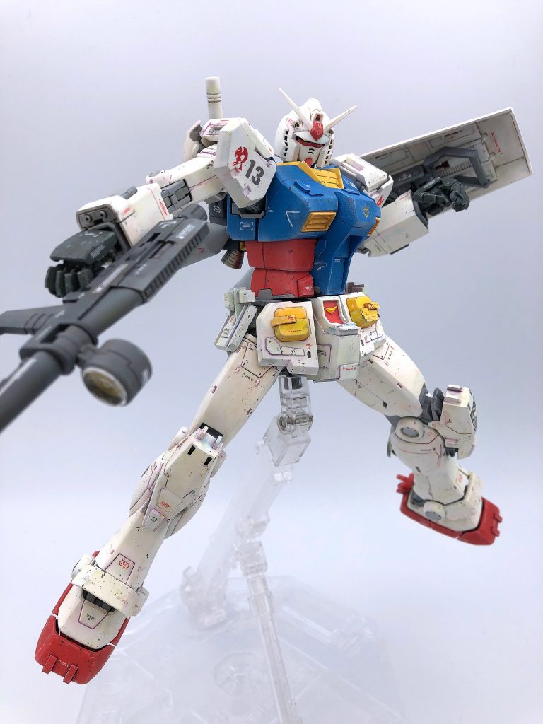 RX-78-2とアムロ・レイ少尉 UC0079年、年明けとともに開幕した人類史上最大の死者が出たジオン独立戦争は、ミノフスキー粒子を応用したモビルスーツの投入によって今までの戦争形態を一変させ、前時代的な中世期の戦争へと戻してしまった。 ジオン公国が実戦投入した新兵器モビルスーツによって地球連邦軍の誇る宇宙艦隊は幾度かの戦いを経て壊滅的な損害を被り、いちサイドでしかないジオン公国の猛進撃の前に宇宙でも地上でもなすすべもなくなってしまった。幸い地球圏を支配するには、物資も人的資源も足らないジオン公国の兵站が伸びきったところで膠着状態に陥った。