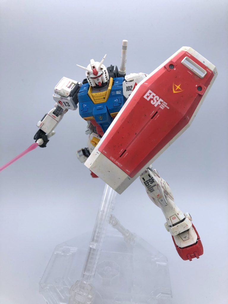 RX-78は史上初めてのモビルスーツ戦でジオン公国のMS-06F二機を撃破、その後も実戦データを集めながら一年戦争後期を戦い抜いた伝説のモビルスーツである。 ホワイトベースとRX-78は、フィクションさながらの大活躍を繰り広げるのだが、一般に広く知れ渡ったのはUCBC7伝説のモンスターコンテンツ、終戦50周年記念テレビ番組である「機動戦士ガンダム」の放映で間違いない。