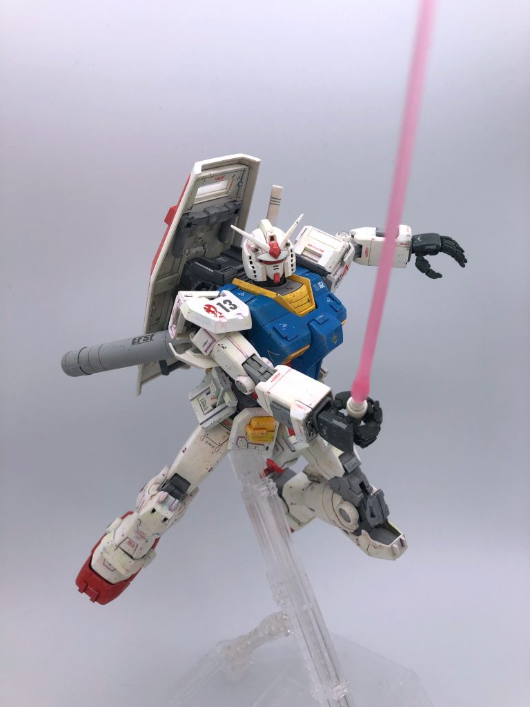 フィクションではヒーロー的な扱いになっているRX-78-2だが、機体性能的にはプロダクトモデルにあたるRGM-79のカスタムモデルと大差なく、ジオン公国軍のMS-14系と同等以下とみられている。 RX-78系の主な目的は機動実験・検証、及び実戦データ採集であったため、戦時中も多くの戦闘データが取られ、最適化されたプリセットデータがフィードバックされ、地球連邦製MSの性能向上に大きく寄与したとされる。たが、後期のデータは解析班も「よくわからないものだった」といわれているほど、レイ少尉の操縦技術とその戦闘結果が超人的なものだった。