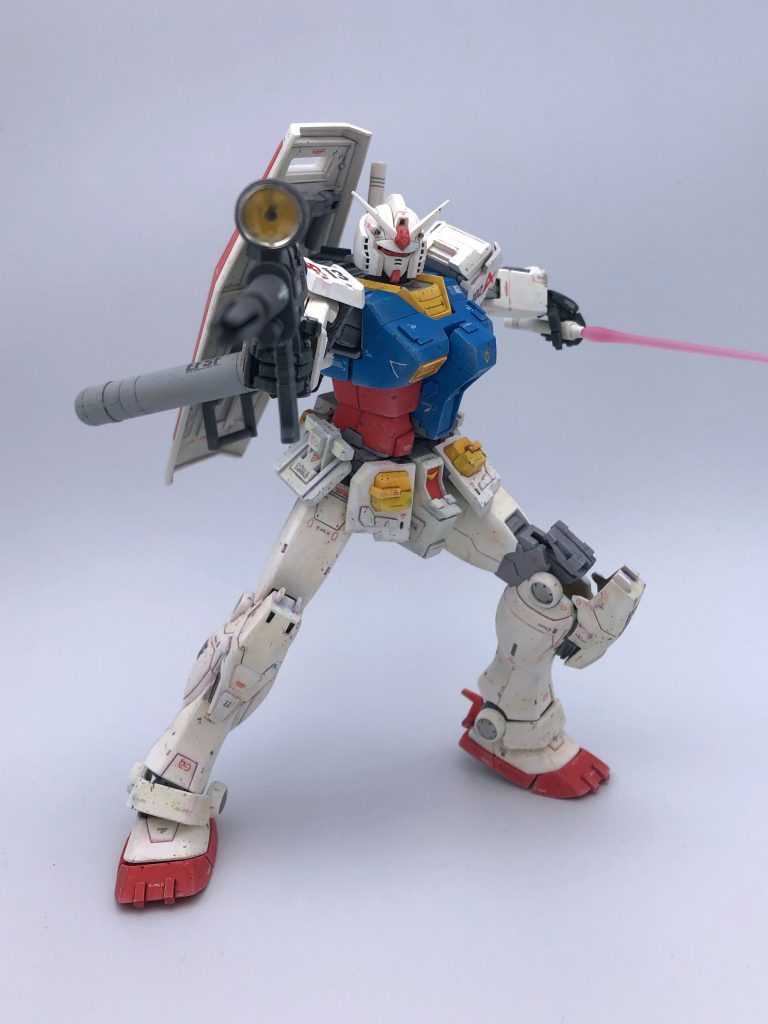 そんなジオン公国のモビルスーツに対抗するべく、地球連邦軍は次期新兵器開発計画を対モビルスーツ用兵器の開発プロジェクトをまとめ「V作戦」と呼称される地球連邦製モビルスーツの開発とその運用実験をはじめた。 そのV作戦の中心となったのが、モビルスーツ運用を前提とした強襲揚陸艦ペガサス級2番艦ホワイトベースとRXシリーズのモビルスーツで、とりわけその後の地球連邦軍主力モビルスーツRGM-79の雛形となったRX-78である。