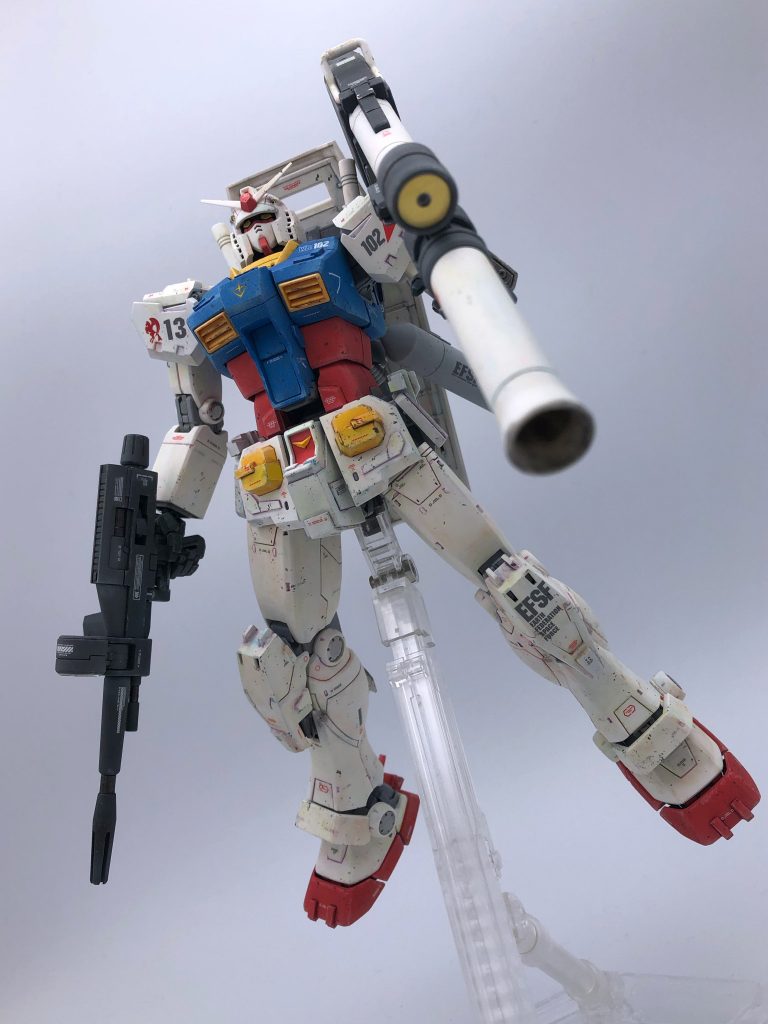 制作 私の理想のRX-78はカトキ版で、センチネル0079、旧HGのインストのイラストになります。個人的にはMGのver.Kaはプロポーション的にかけ離れているので参考にしません。 このキットは仮組みしてみたら思っていたよりも良かったので、実家に複数ストックされているMG ver.Kaやジム改から肩ブロックの外装パーツだけ頂戴し、胴体パーツをシェイプアップしてメリハリつければいけるのではないかと思って始めました。 このキットで大きく手を入れた箇所は、胸部、腰部、肩部、脚部、ランドセルで、そのほかの箇所である頭部、腕部、武装類は素組みです。