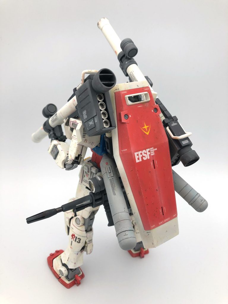 赤青黄は色調が鮮やかになるように。関節やフレームは白っぽいグレー、ランドセルと手首はダークグリーン、スミ入れはブラックは使わず、グレーとレッド、ブルー、グリーンを場所ごとに混ぜる配合を変えて入れてます。