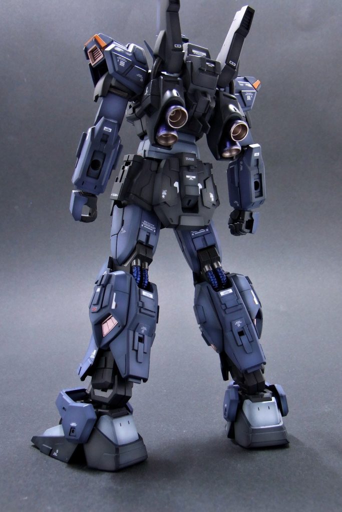 男は背中で語ります。MSに性別があるかはワカリマセンが・・・😆