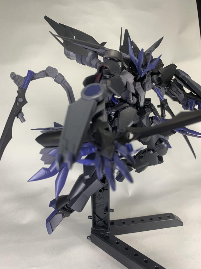 武装はヴァルキュリアブレード・ネロ×4ヴァルキュリアシールド・ソルス×2ヴァルキュリアクロー×2ヴァルキュリアダガー×2基本は前作と同じく、近接特化の高速戦闘を得意とします前作との大きな違いは、手甲部分のクローとヴァルキュリアシールドが武器にも変形できる点ですこれにより前機より戦いのバリエーションが増えました