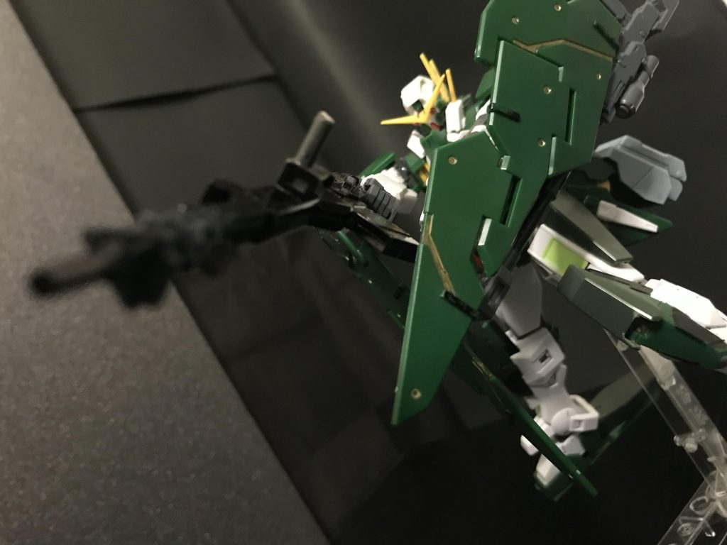 今回の改造のお気に入りスポットは、足ですデュナメスシールドと、ケルディムシールドビットを合わせてスキーの下のやつみたいなのにしました（スキーの足のやつの正式名称はビンディングだそうです）