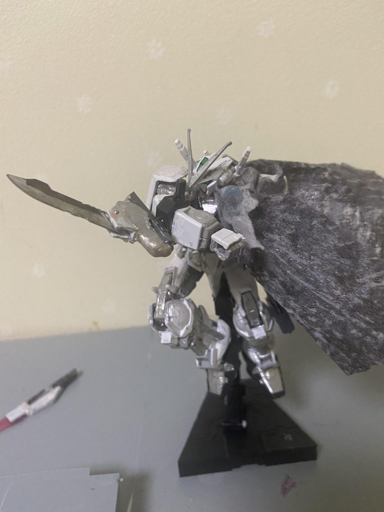 ムラクモ右腕部に取り付けられた実態剣、引き続きシルバーフレームの武装として使用された。