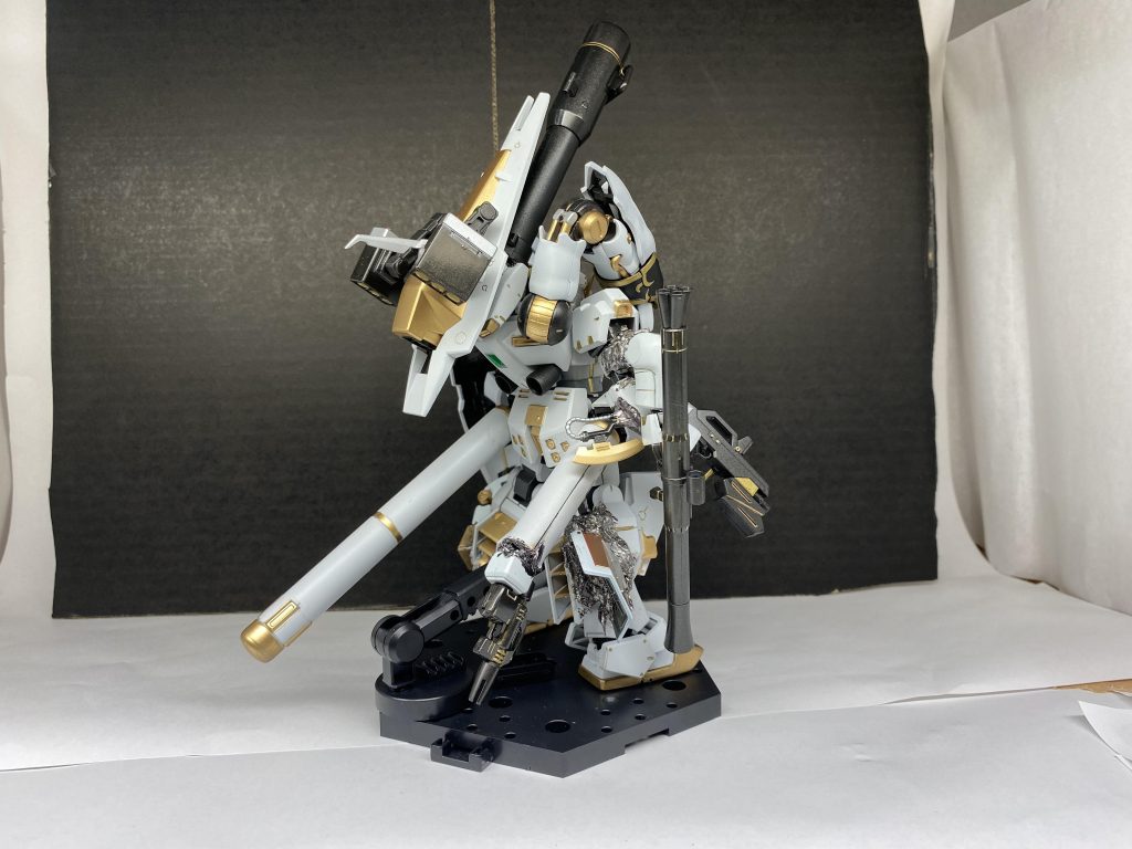 背面。体の各所から亡霊が手を伸ばしています。武装はビームライフルにザクバズーカとザクマシンガン(胸突き破って生えてる奴)、ビームスプレーガンに背部ビームキャノンと3連ミサイルポット×2、そしてビームサーベル×4です。