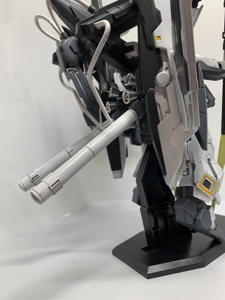 本体があまりにも重そうで、飛べなそうなので推進力として盾にもバーニアを。そしてシナンジュスタインのプロペラントタンクでなんとか飛べるはず!!!