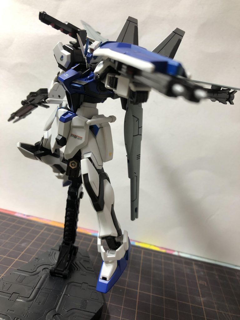 シールド裏側にはレールガンを取り付けました。