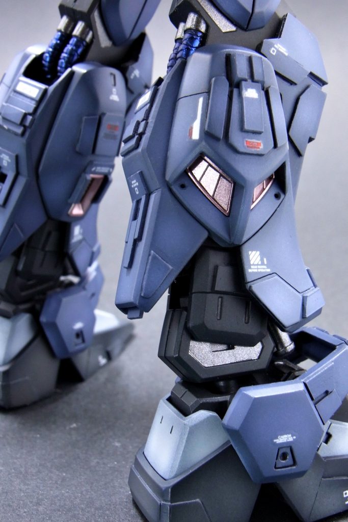 足です。何かしらのメカっぽさを表現してみたくて、いろいろ付けてみましたが、もっとメカデザインの引き出しが欲しいです😥