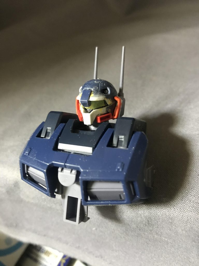 顔は、飛び出た口をちょん切って、ジムスナIIのアゴやらジャンクやらで作りました。おしゃれポイントとしてはガンキャノンぽい「ひさし」です（笑）