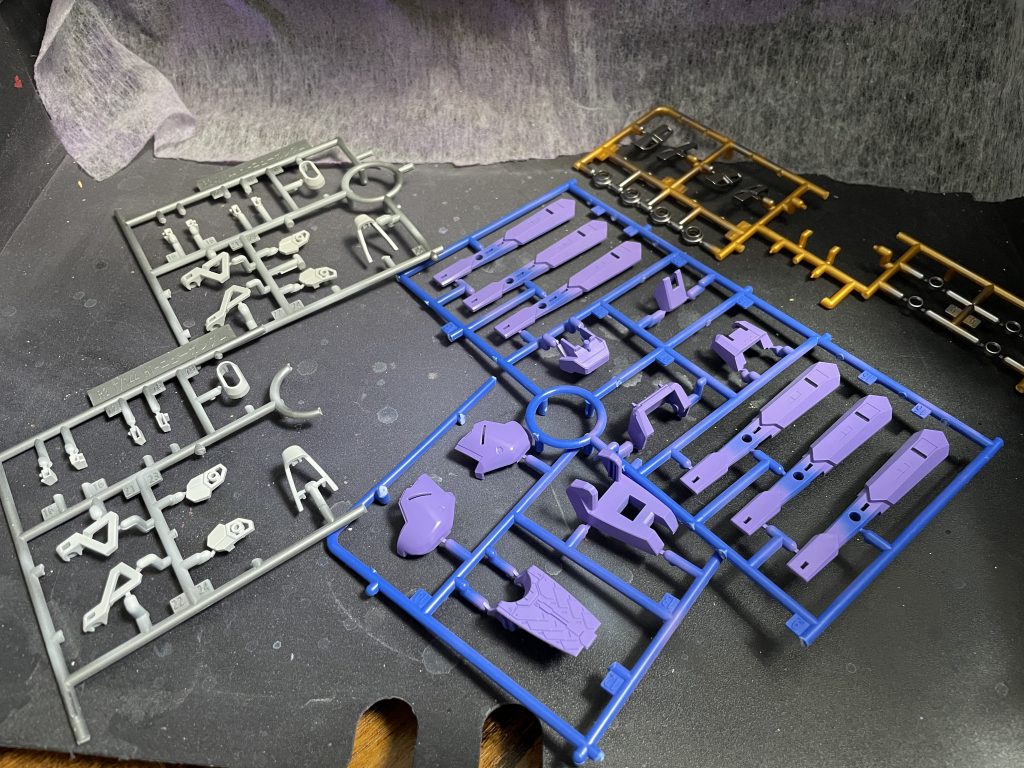 こんな感じでランナー塗装で仕上げました。アンダーゲートが多く、ゲート跡のリタッチも最小限で済みました。