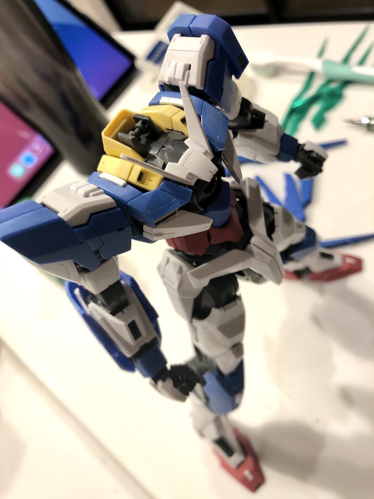 胴体腕周りへのディテール追加な感じ。