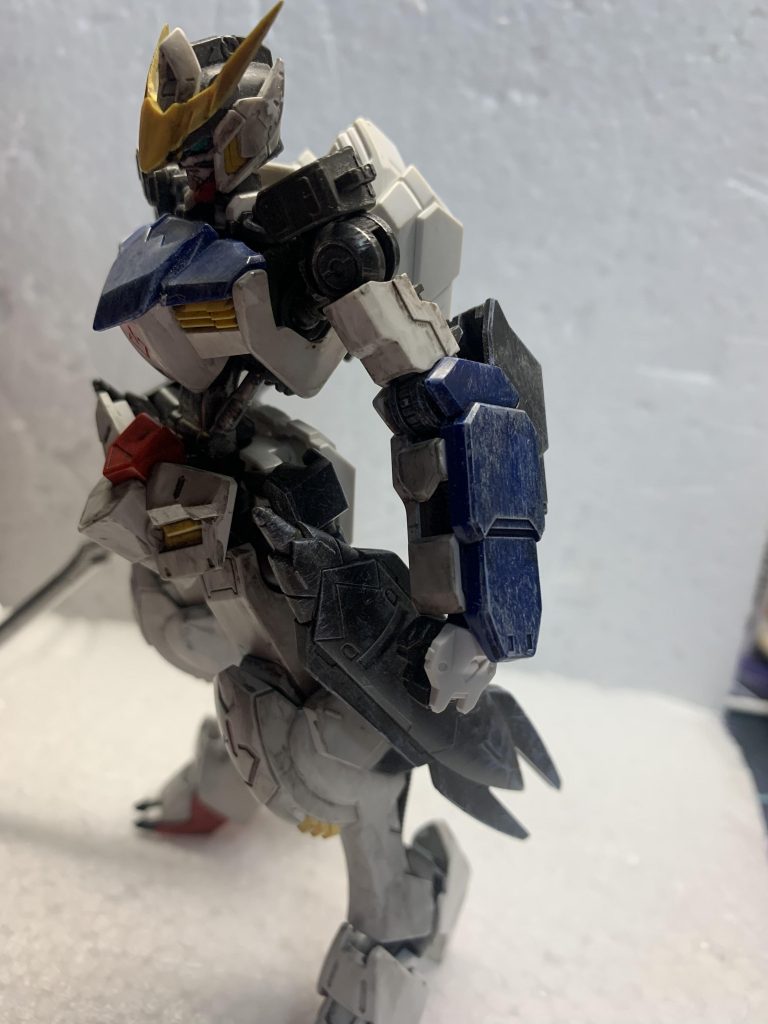 青のパーツを中心に褪色表現をしています。