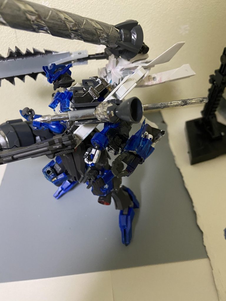 大型パイルバンカー&デモリッションナイフ＋ドリル反対側の武装、これまたロマン武器の代表例たるパイルバンカーを装備大型の為通常のパイルバンカーより弾倉が長く扱いづらいがその分威力は絶大、ナイフはアスタロトのものをそのまま使用して取り付けています、そして別タイプのドリル取り付けてあります。