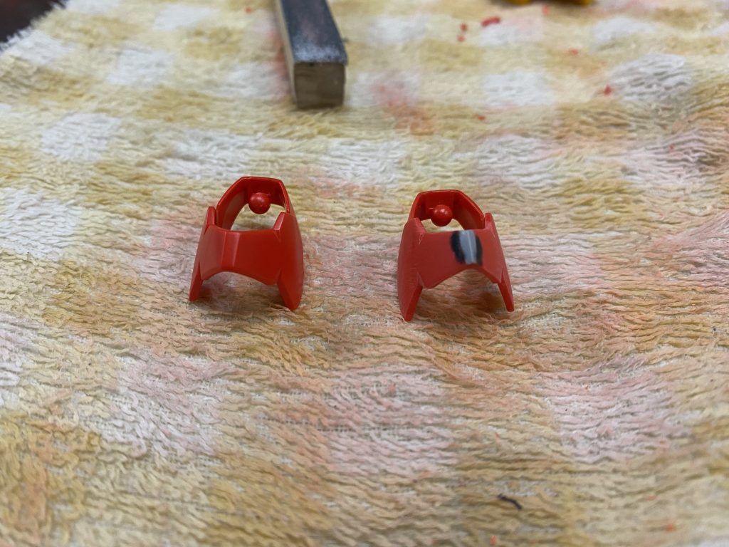 アンクルアーマーはキットのままだと画像左のように先端が潰れているので、プラ板を貼り黒い瞬間接着剤で隙間を埋めながら削り込みました