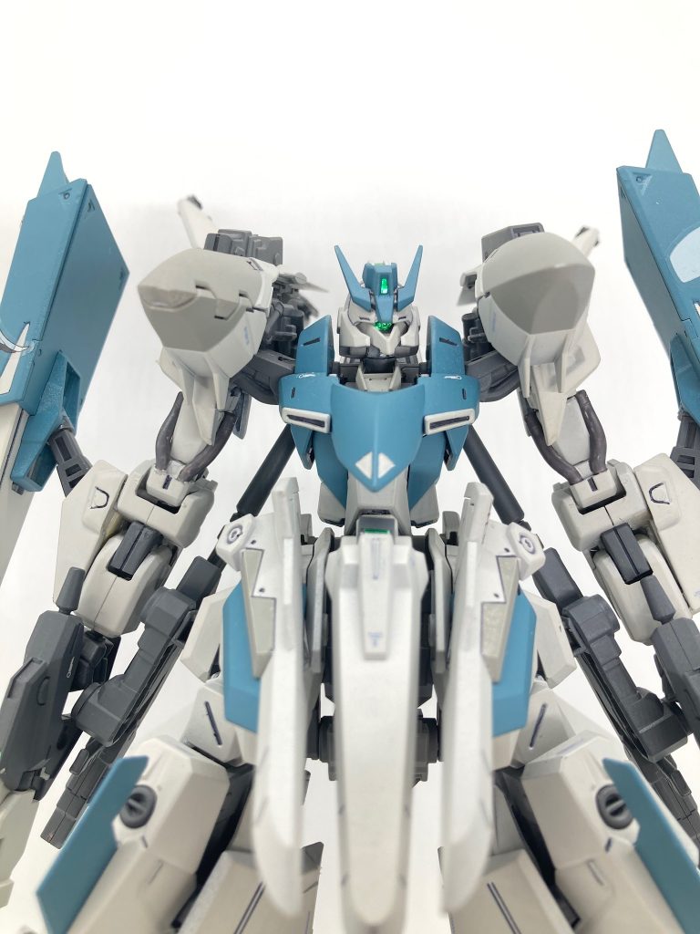 バストアップモノアイがキットのままでは見えないのであれこれ削って見えるように頭部もキットのままでは窮屈だったので首軸をプラ棒に置き換えて位置が高くなるよう加工