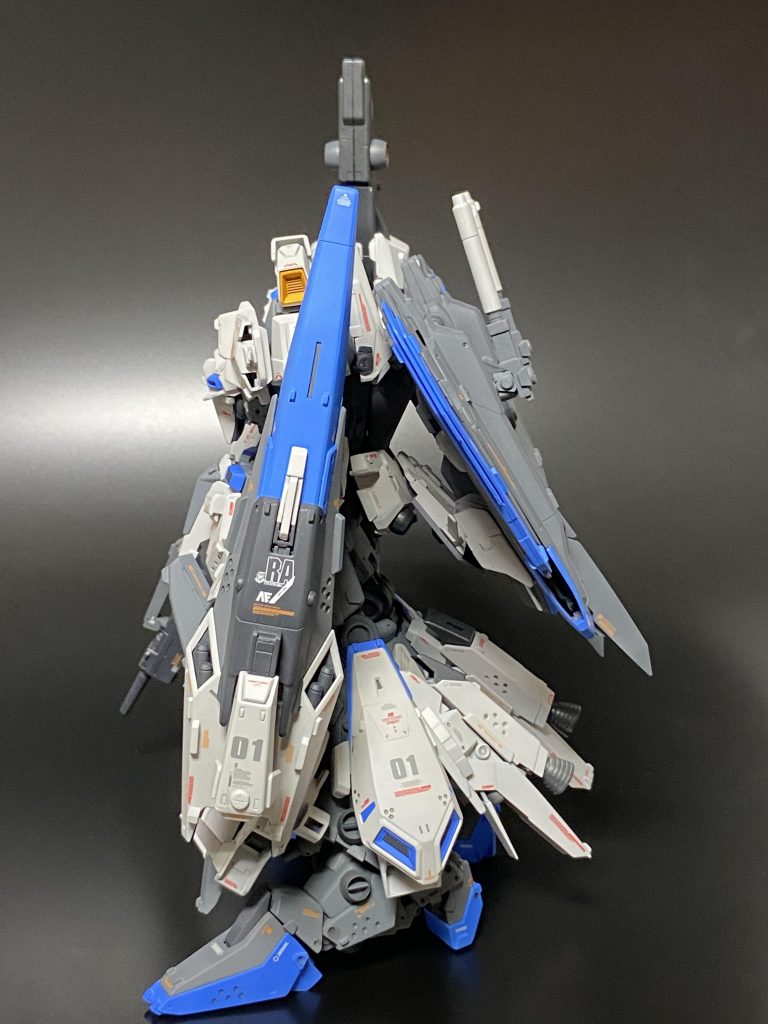 側面左側から シールドはZのモノを大型化、当然ながら青い先端部は打突兵器として使用する。