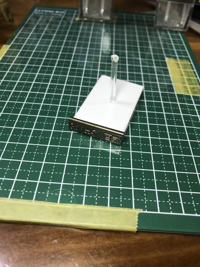 台座はプラ板とランナー棒