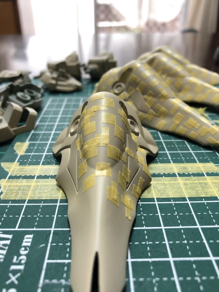 凹凸に四角いマスキングテープを貼るので、歪まないよう気を使いました。