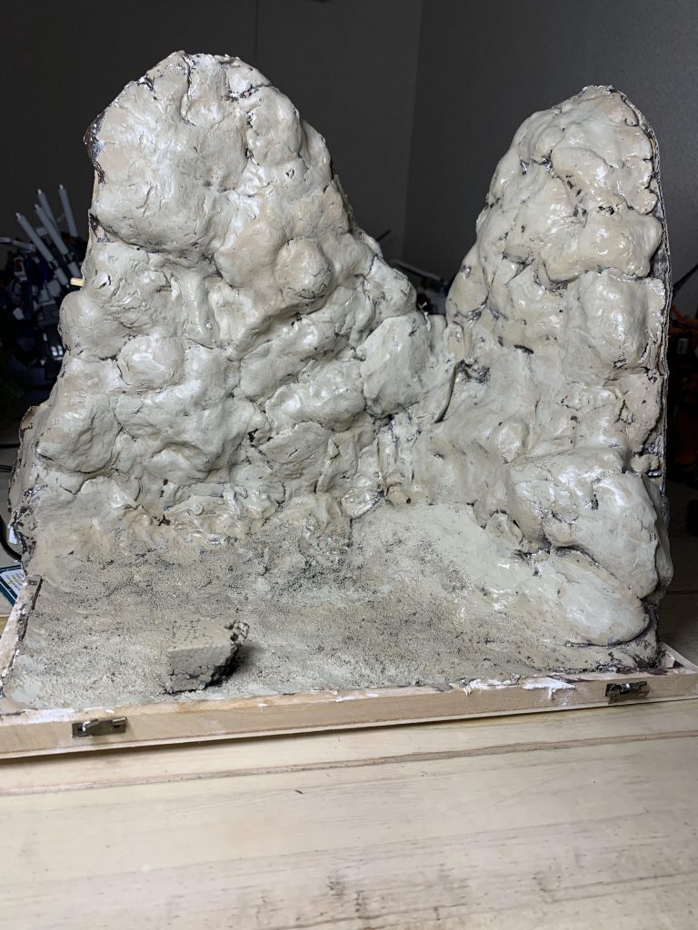 今回のジオラマベースの背景の岩です。発泡スチロールに粘土貼り付けて塗装しました