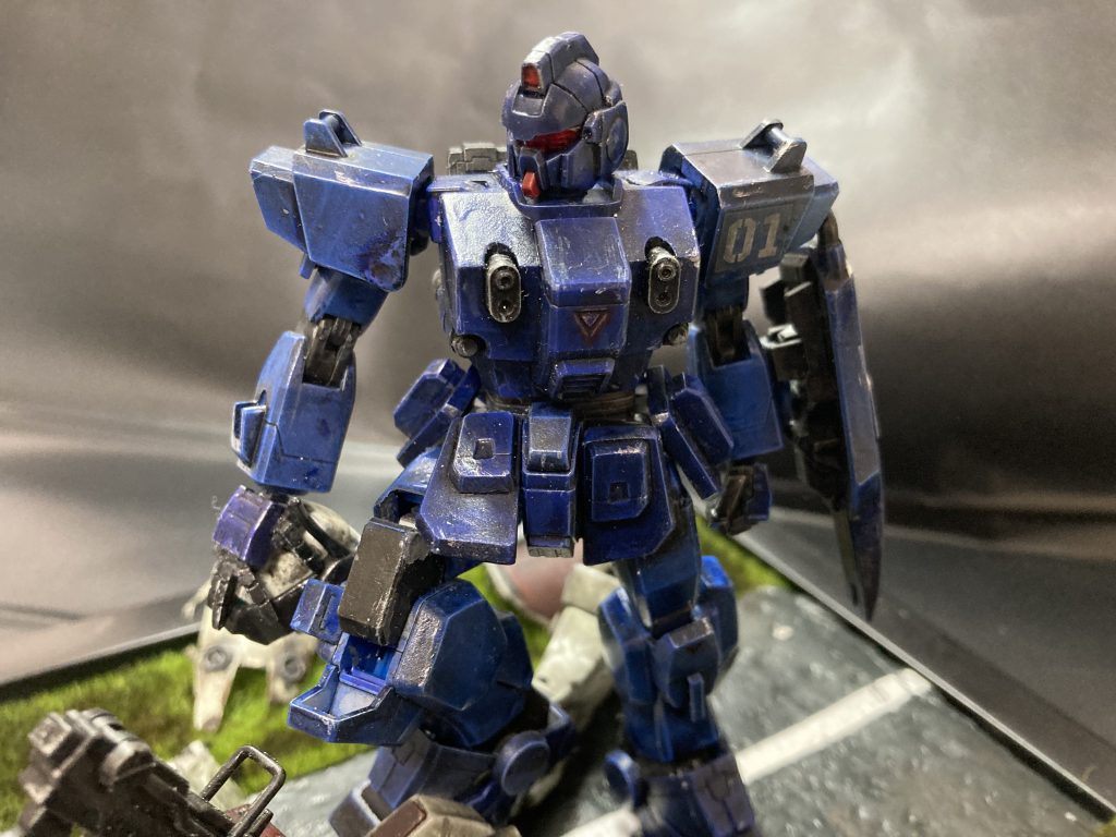 ブルーデスティニー1号機さんです。敵(思いっきり友軍だけど)をボコボコにするイメージだったので、汚しだけ行ってます。