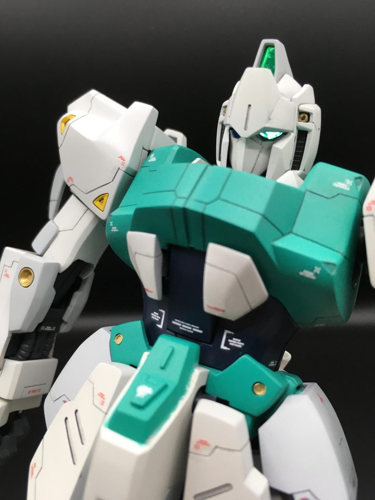 工作が下手なので、プロポーションの変更などはしていませんが、やや細目にしたり、バックパックのモナカ割りを変更した程度です。ツインアイにはハイキューパーツのミラージュグリーンを貼りました。(今は良い物がたくさんあるので、助かります。)