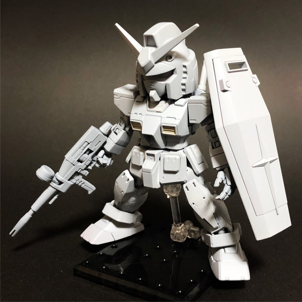 サフ吹いた後です塗装時腕のパーツをヒートガンで溶かしてしまう事故が発生し、左腕のみ中期型のパーツを使っています。ショルダーキャノンは頭に干渉するのでビームサーベルにしました。もうオリジンガンダム感は全くなくほぼファーストガンダムです…