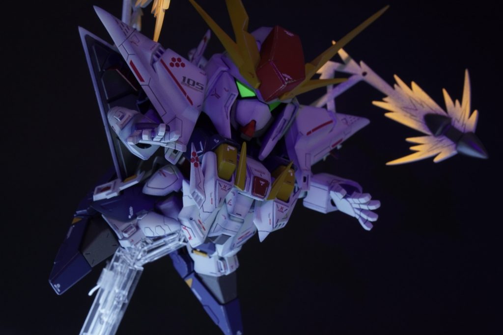 ファンネルミサイルエフェクトも蛍光塗料で雰囲気出してみました。クスィーといえば暗闇でのファンネルミサイル合戦ですよね!もう一度映画観たいなー!