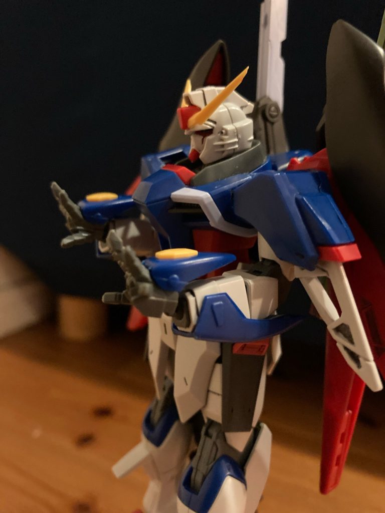 肩をなで肩にして、肘を曲げたら完成です。おわかりいただけただろうか実はこれ、HGACウィングガンダムとほぼ同じ手順です。なんとデスティニーガンダム、ウィングガンダムとほぼ同じところが可動するのです。でもやっぱりウィングガンダム欲しいなぁ…ウィングガンダムゼロばっかりなんだよ！！ウィングガンダムはないんだよ！！変形方法を参考にさせていただいた方のブログ↓https://gunplapocchi.com/gunpla-wing-gundam/ 