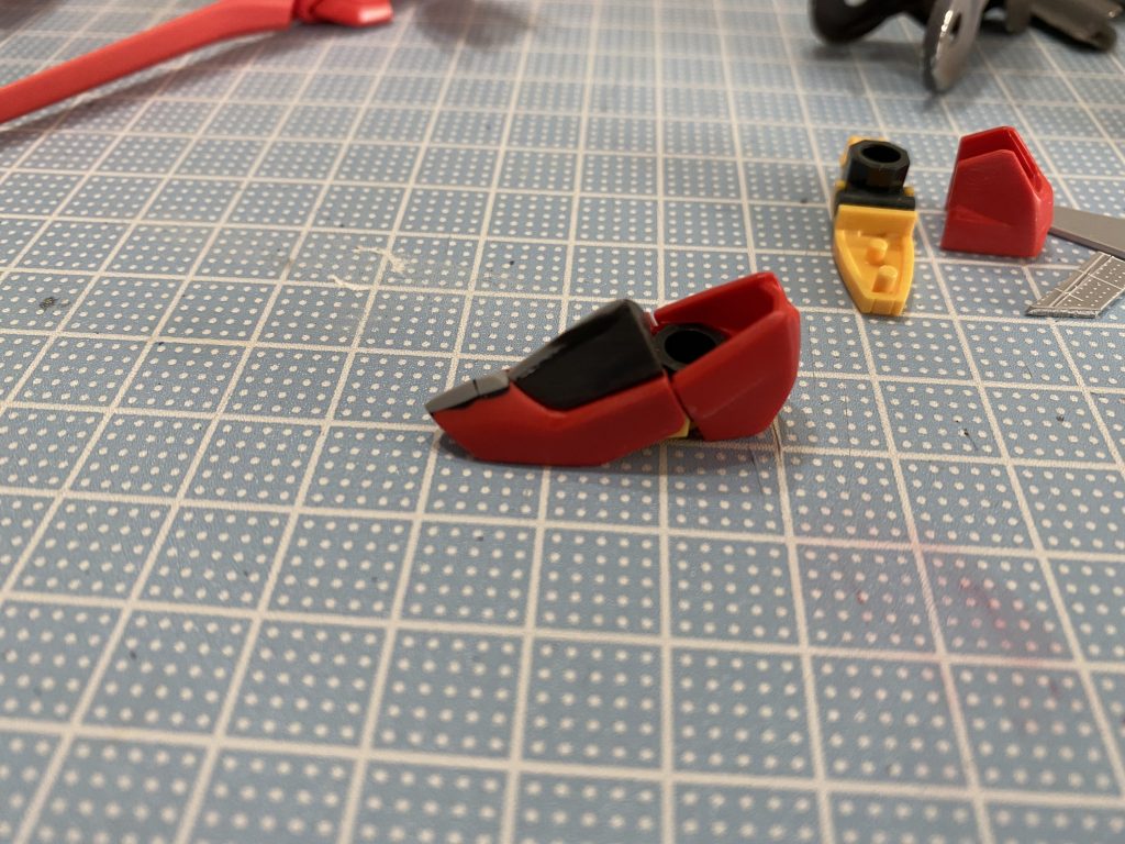 ソールもアンクルアーマーと同じ様に先端が潰れていたので、プラ板を貼って削り込みましたここが1番大変だった…