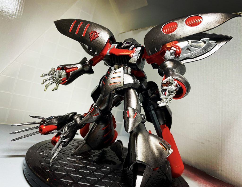 塗装は、ガンダムマーカーエアブラシです。ボディは思いつきですが、ガンメタの上にメタルブラックを噴いて重厚感と古びた感じをすこしでも出せればと試行錯誤したとこです！