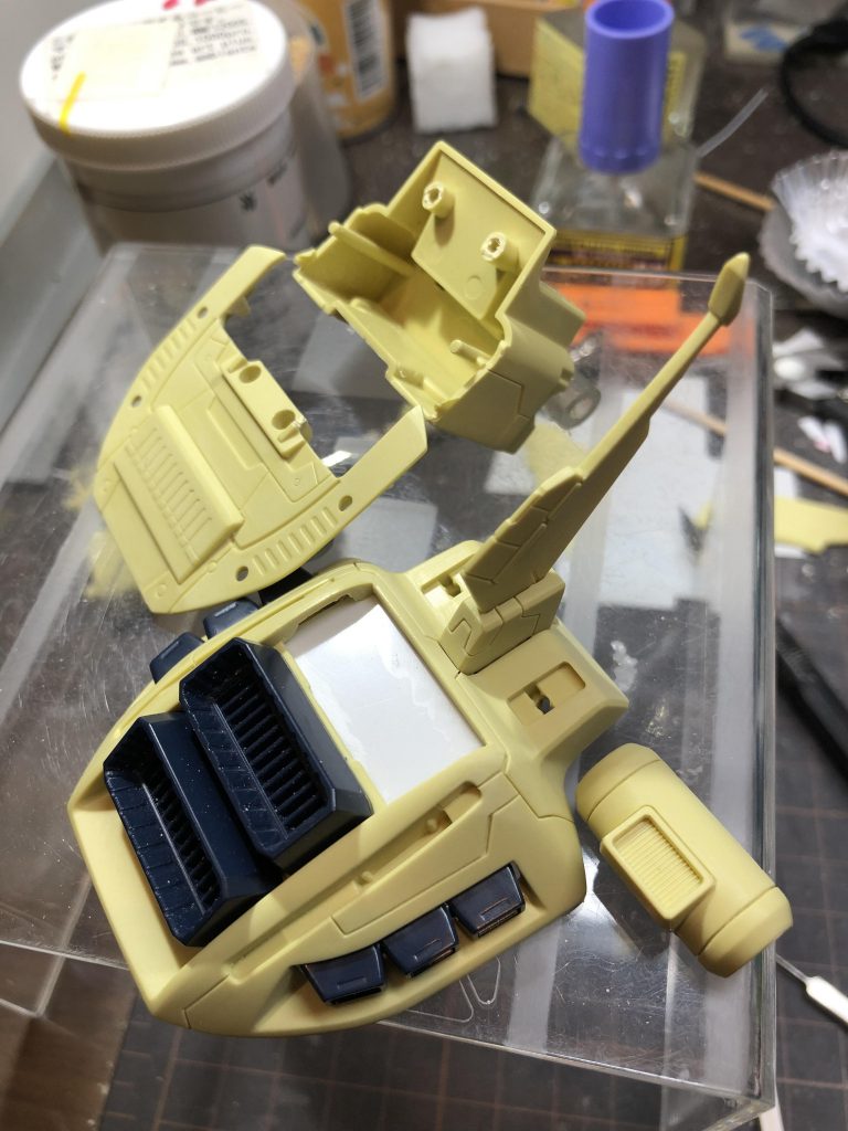 塗り分けの為にバラし。