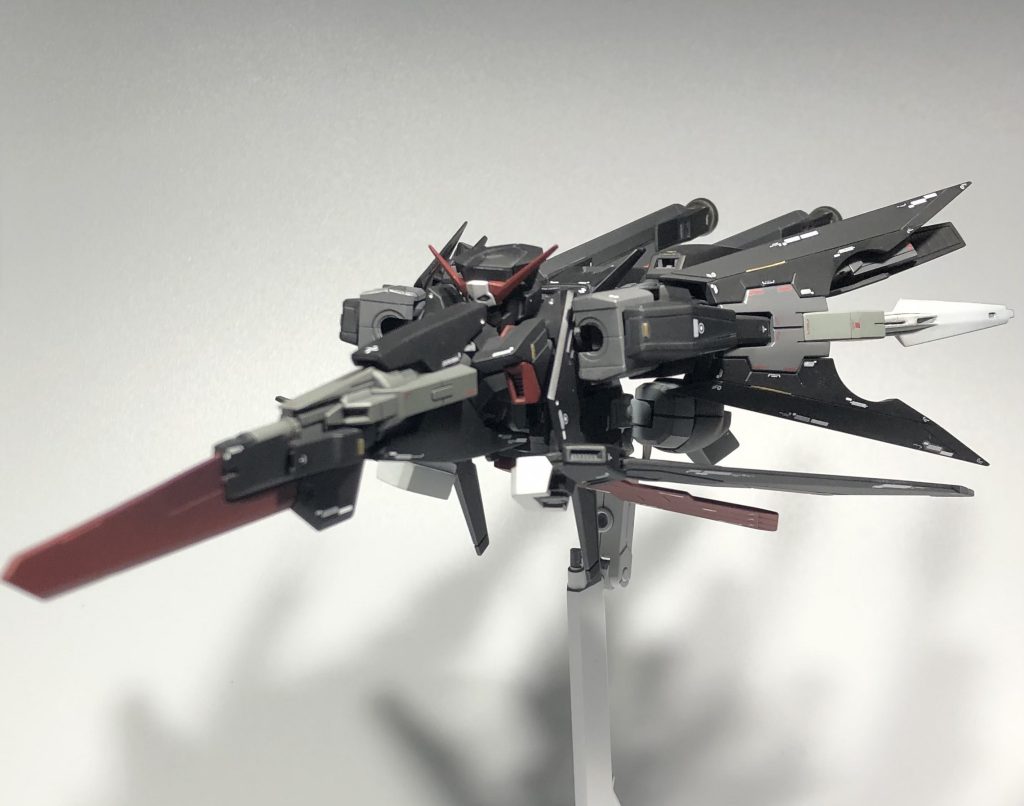 完全変形します。股関節と肩装甲だけ改造すれば完全変形にできます。