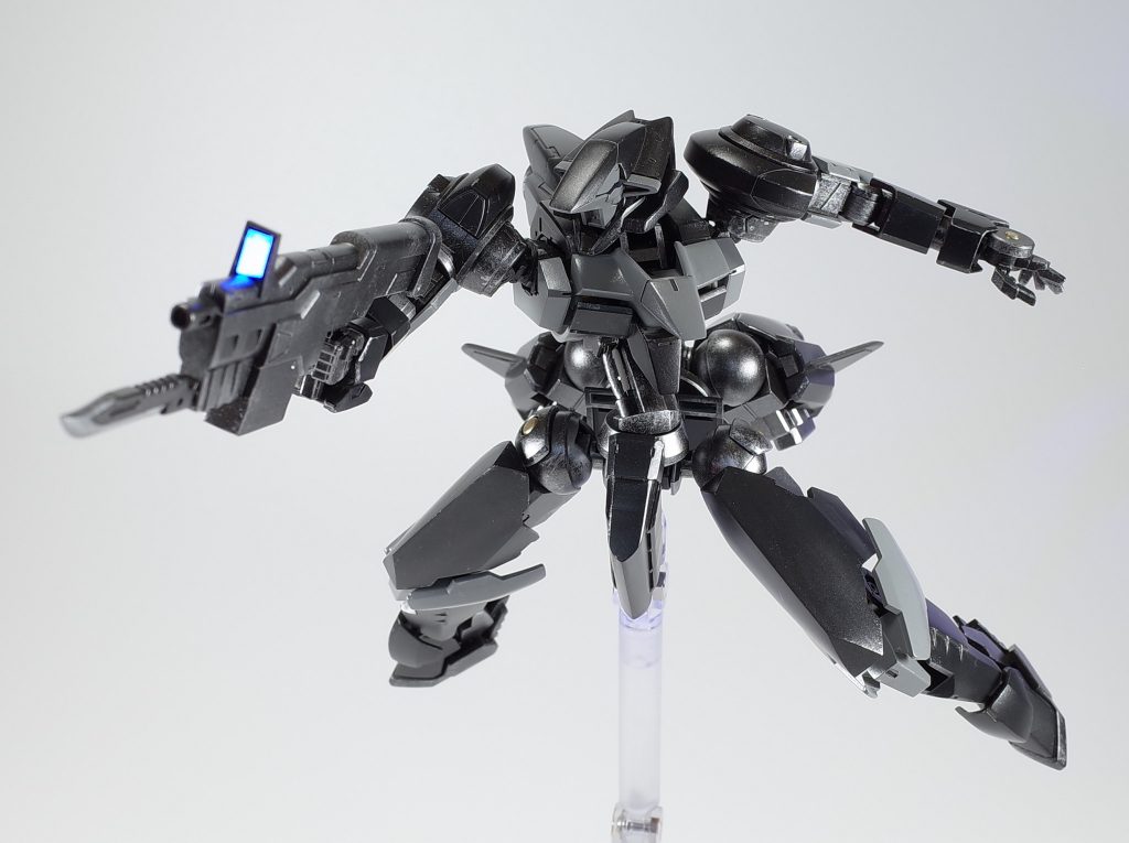 武装は銃剣付マシンガン