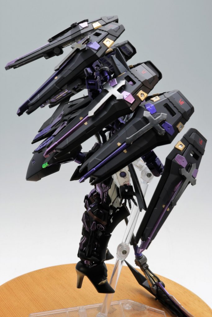 シールドは8枚すべてにナンバリングのデカールをいれて、棺の感じを出すためにレジンアクセサリーの型を使って十字架を作りました。シールドはボールジョイントでフレキシブルに稼働し、すべて角度を調整して綺麗に配置できるように工夫しています。