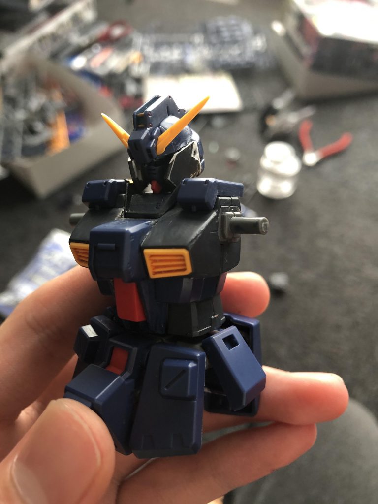 始めは、オリジンガンダムの胴体を芯に、高可動なヘイズルを作ろうとしていたのですが、不慮の事故(落下)によって…