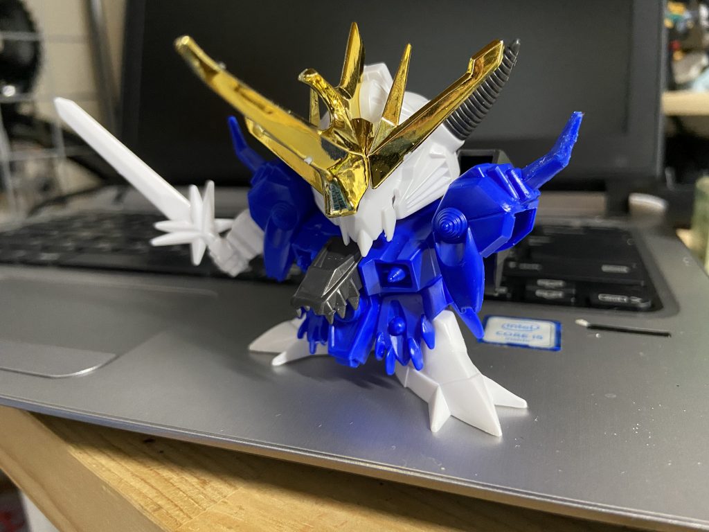 まずは肩の取り付け位置を変更！腕にロール軸追加！足の取り付け位置変更！