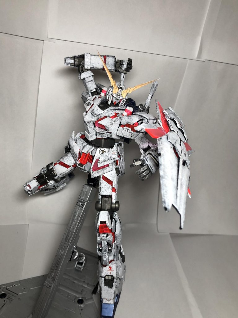 デストロイモードのポージングです。よく見ると肩のところ塗り忘れてるんですね。諦めました。こうして見ると、サイコフレームの赤色が強調されているように思いました。膝の可動は、まあ変形機構があれば、仕方がないかなと。次はMGサザビーですかね。