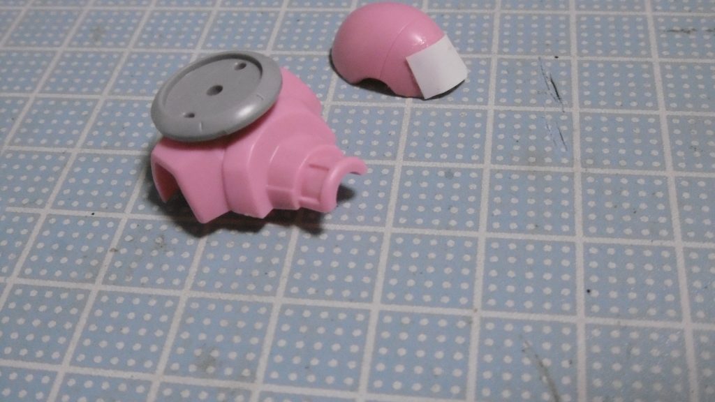 頭部にはプラシートを、胴体背面にはレドーム基部を、それぞれ接着。バックパック接続軸は3mmでも可能ですが、全体的にシルエット自体を薄くしたいために、拡張はレドームのみにして推進器は足裏へ移動。