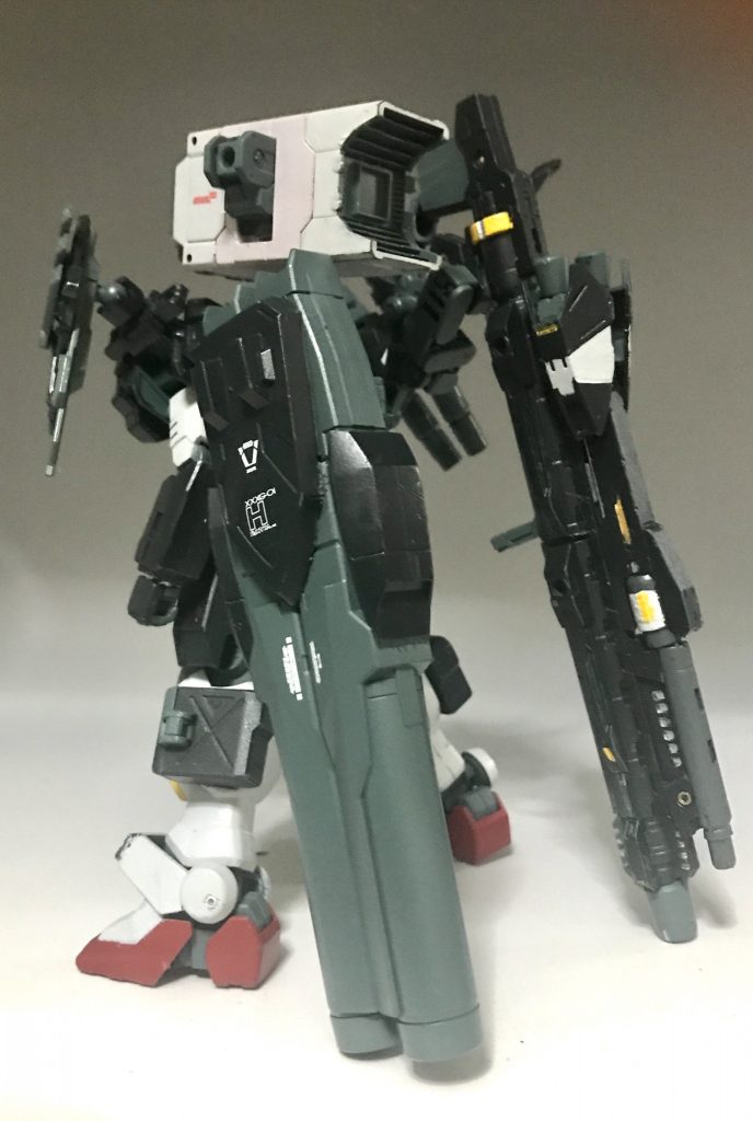 後ろから腕に装備する武装は背中にマウント出来ます