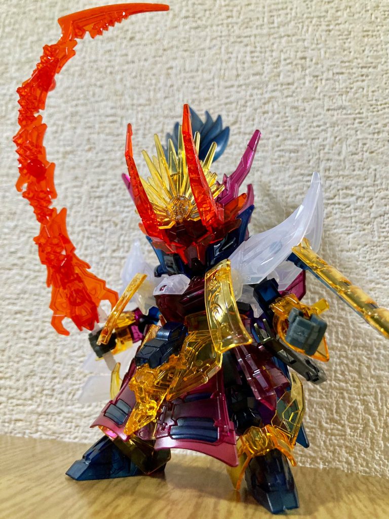 クリアパーツが大変美しく、そのままでも凄く綺麗なキットで素晴らしい商品と思います。信長エピオン製作は3体目となりますが、これまで通常カラーver.を作っていなかったため、良い機会と思って今回設定色で製作させて頂きました。クリアパーツ部分を出来るだけ残しつつ彩色する作業は、三国創傑伝の感じを思い出して楽しかったです。