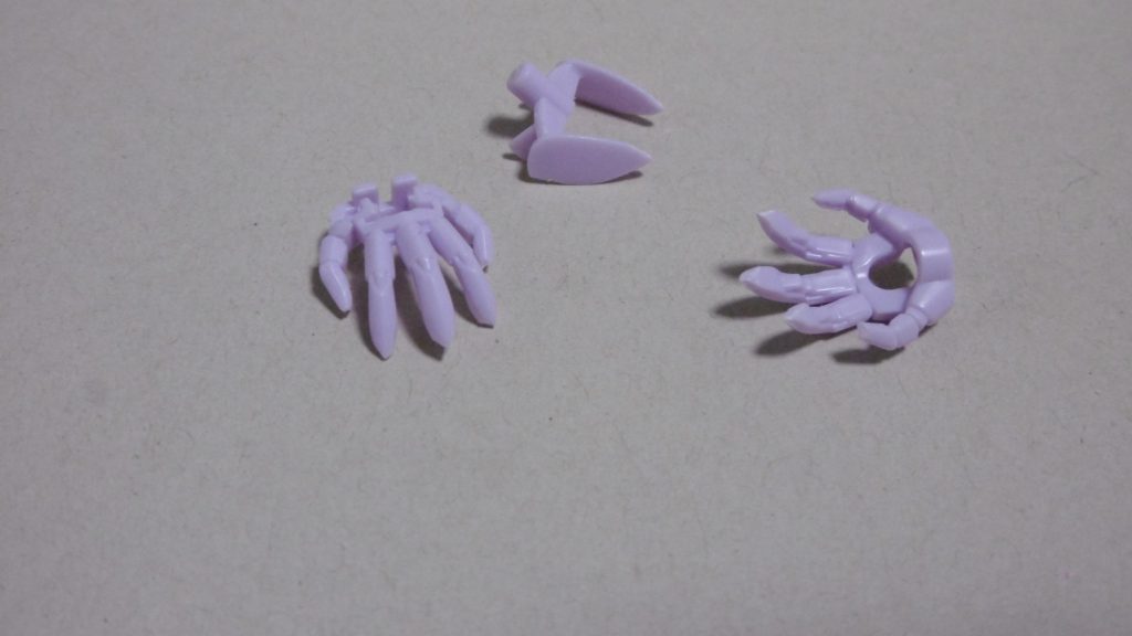 頭部の頬当てとハンドパーツは先端部を山型にカットし、尖らせています。手首の接続は外装を使わないと緩くなり易いため、塗り分けし難い握り拳を諦め交換をオミットしました。