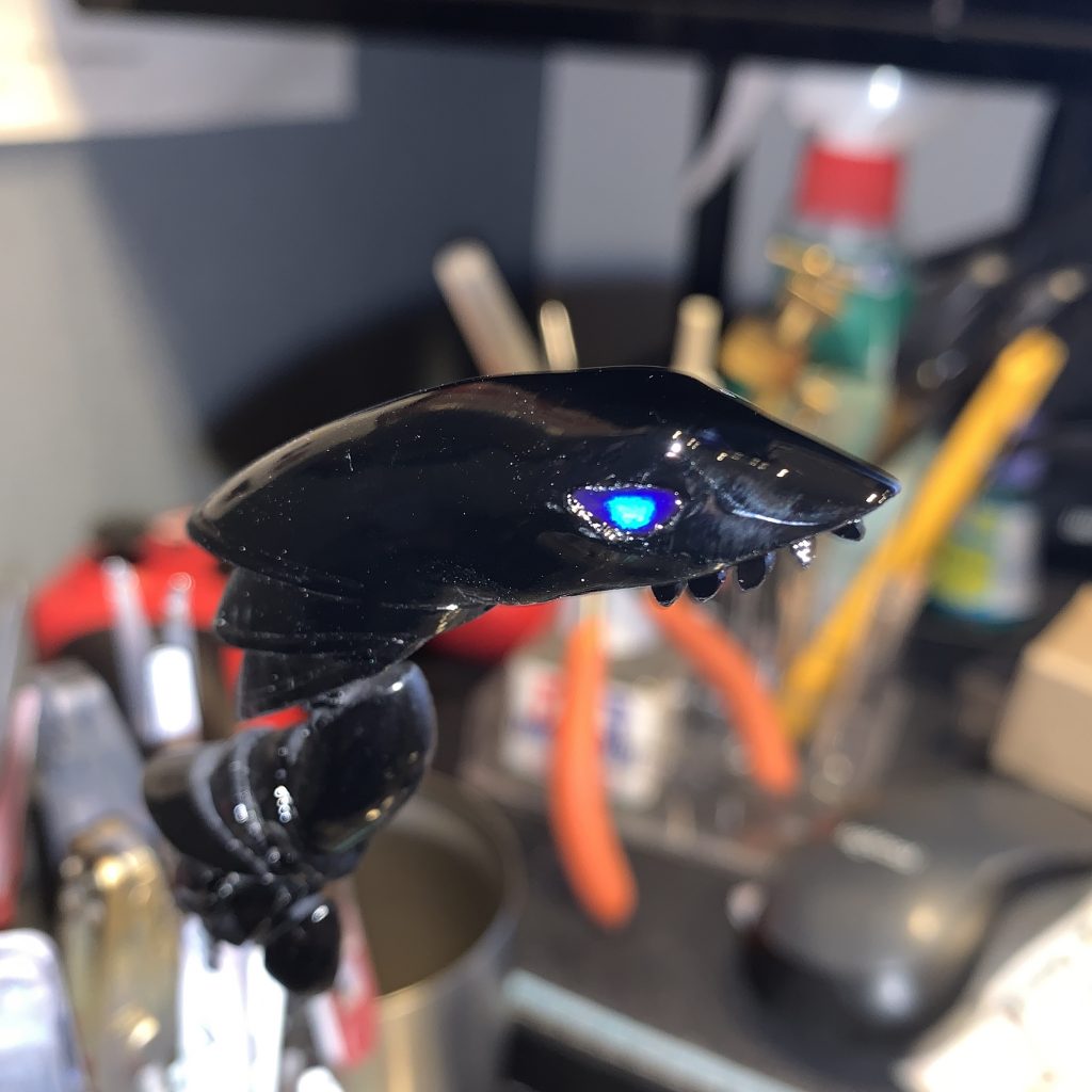 これくらいの発光が理想でしたが、ブラックライト当てない時が暗すぎたので色々と手直ししました。