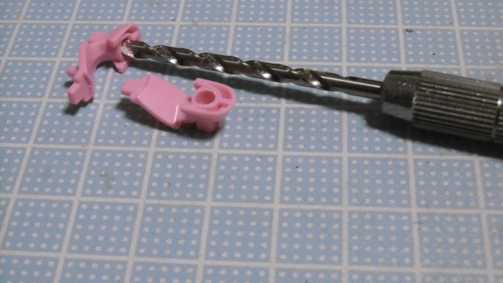 足裏のファルシアベース接続穴はピンバイスで3mmに拡張。エフェクトの取り付けが緩くなったら塗膜を作って対処しています。