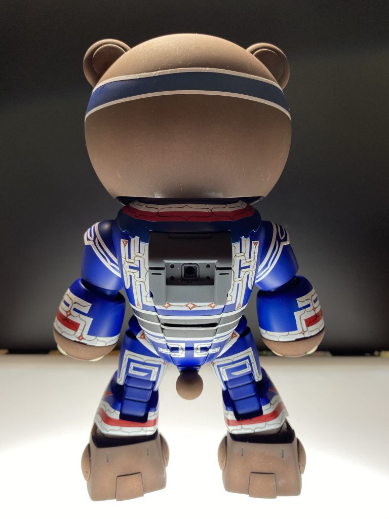 顔や手足はつや消し、服部分は半光沢のプレミアムトップコートを吹いてあります。