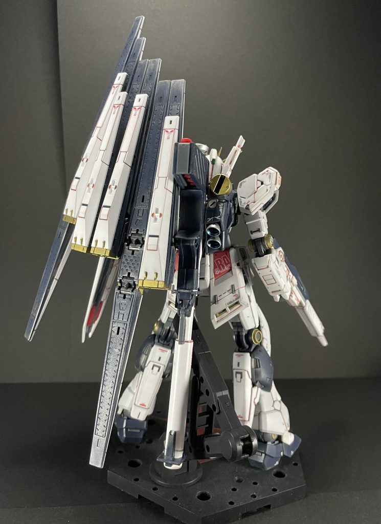 後ろから全体的にガンダムリアルタッチマーカーでフィルタリングし、黒パステルやタミヤのウェザリングマスターでエッジを強調したり若干汚したりしています。墨入れはグレーとブラウンの墨入れペンを使用して墨入れしてます。ブラウンを使用することで、少し変わった見た目になったかなと思ってます。