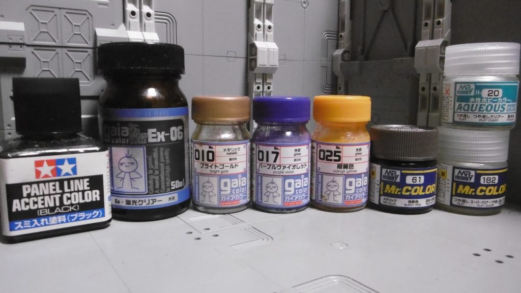 今回も筆ラッカー塗装。スーパークリアーつや消しは成型色に、水性つや消しクリアーは塗装面に塗っています。ニンジャ設定という事もあり、今回は普段まず使わないゴールドも追加してみました。