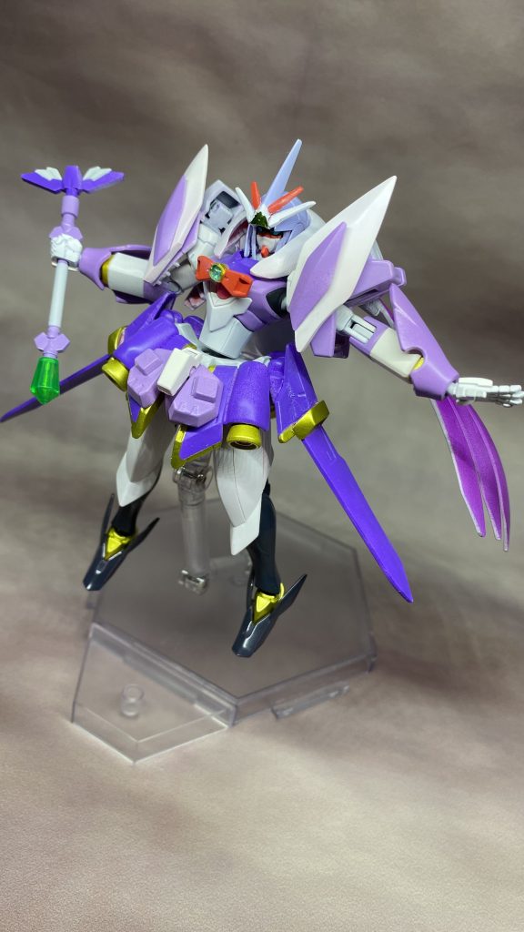 苦労したほどではないですが大変だったのは腰の接続でレギンレイズの腰をベースにしたためにファルシアの胴体と太ももの接続が合わずファルシア側に合わせるために太もも部はファルシアのボールジョイントを移植したり、胴体側は市販のボールジョイントを使って対応したところです。